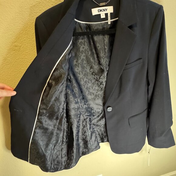 DKNY Black One-Button Blazer – Women’s Size 10 – NWT (MSRP $129) - Picture 4 of 6